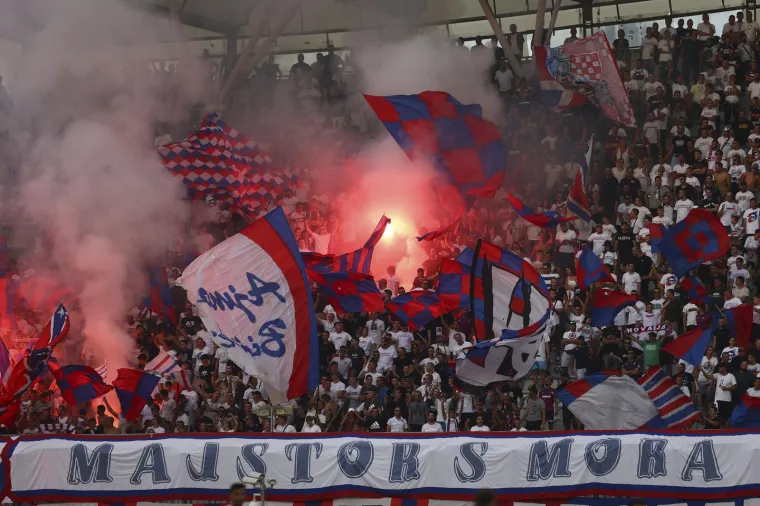 GALERIJA Torcida usijala atmosferu, a Armada poslala žestoku poruku svojim igračima: 'Mi idemo svuda, a vi...'