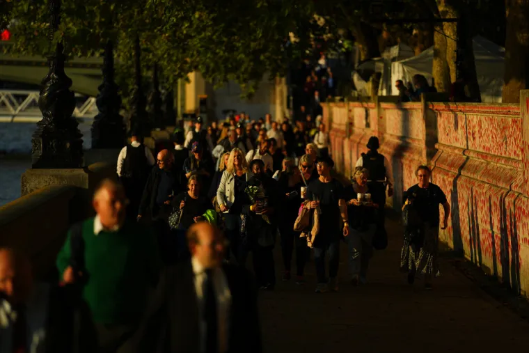 Tisuće ljudi čekaju u kilometarskom redu kako bi prošli uz lijes kraljice Elizabete, mnogi plaču