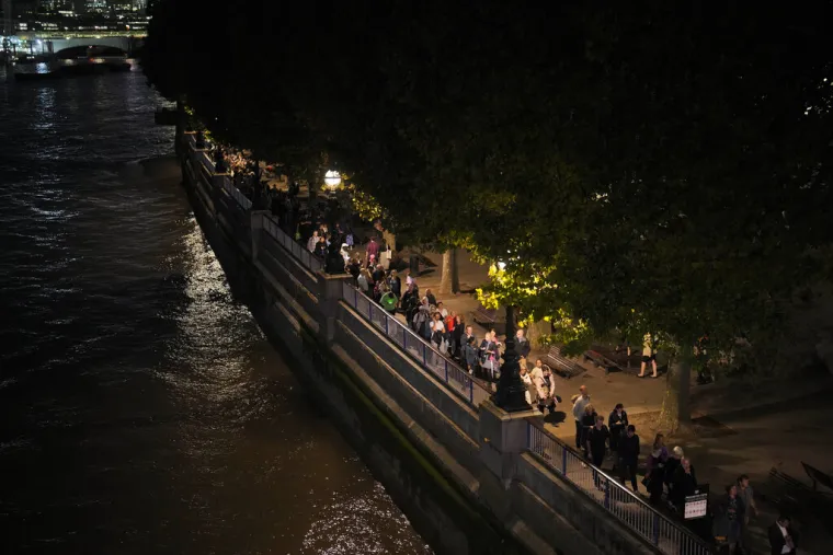 Tisuće ljudi čekaju u kilometarskom redu kako bi prošli uz lijes kraljice Elizabete, mnogi plaču