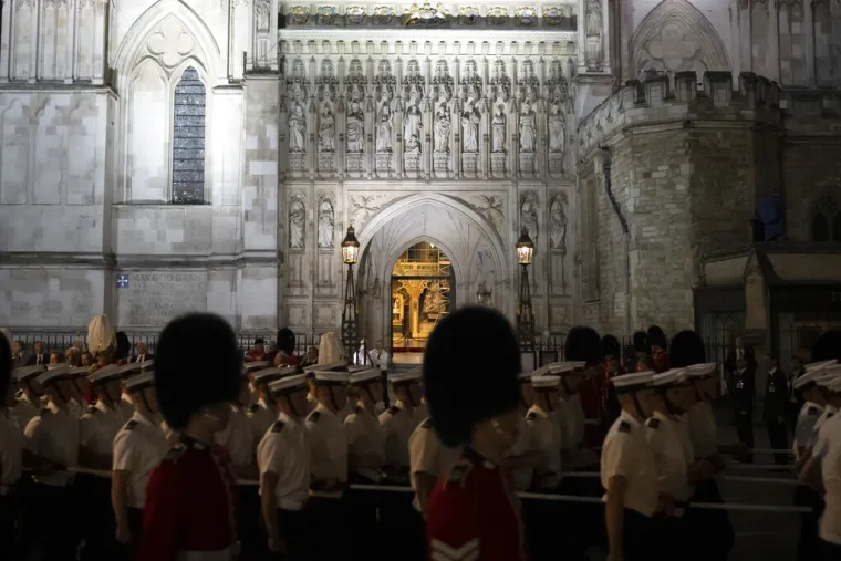 Tisuće ljudi čekaju u kilometarskom redu kako bi prošli uz lijes kraljice Elizabete, mnogi plaču