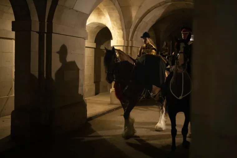 Tisuće ljudi čekaju u kilometarskom redu kako bi prošli uz lijes kraljice Elizabete, mnogi plaču
