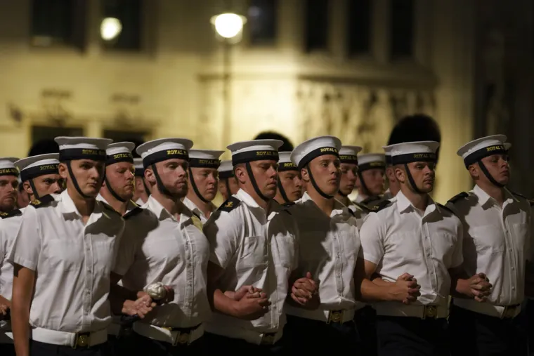 Tisuće ljudi čekaju u kilometarskom redu kako bi prošli uz lijes kraljice Elizabete, mnogi plaču