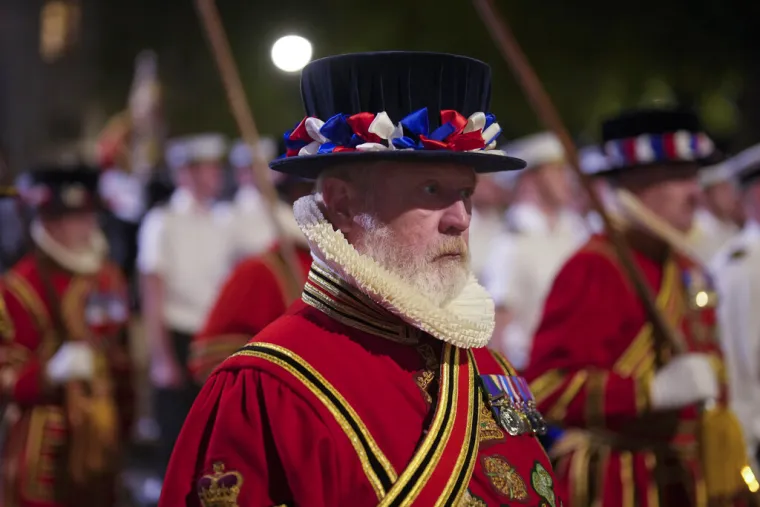 Tisuće ljudi čekaju u kilometarskom redu kako bi pro&scaron;li uz lijes kraljice Elizabete, mnogi plaču