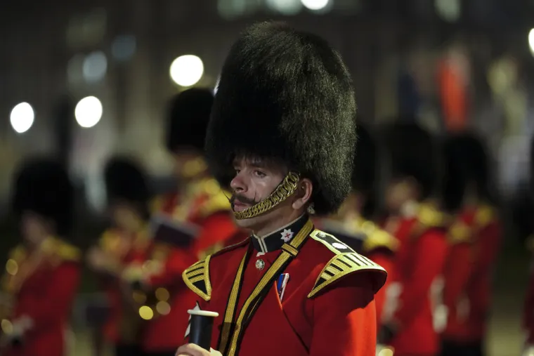 Tisuće ljudi čekaju u kilometarskom redu kako bi pro&scaron;li uz lijes kraljice Elizabete, mnogi plaču