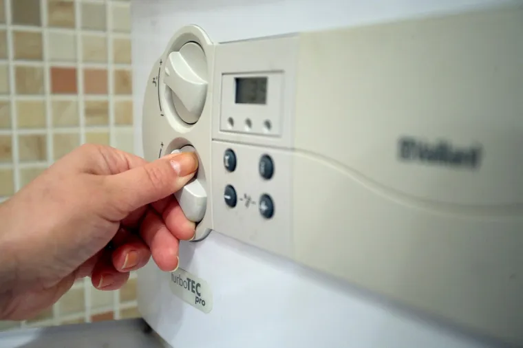 Bojler uključite ga samo onda kad namjeravate otići pod tuš. Još učinkovitiju uštedu električne energije možete postići redovitim servisiranjem bojlera jer je potrebno povremeno očistiti grijače od naslaga kamenca. Također, ne zagrijavajte vodu u bojleru na temperaturu veću od 60 °C