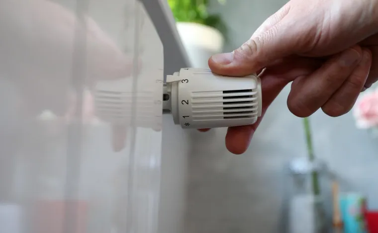 Električno zagrijavanje stana najveći je tro&scaron;ak. Važno je dobro zabrtviti vrata, prozore i druga mjesta kroz koja odlazi toplina, kao i izolirati zidove i potkrovlja. Građane se savjetuje i da termostat podese na maksimalno 19 stupnjeva Celzijevih tijekom dana i na maksimalno 15 stupnjeva noću te da griju samo prostorije u kojima se nalaze