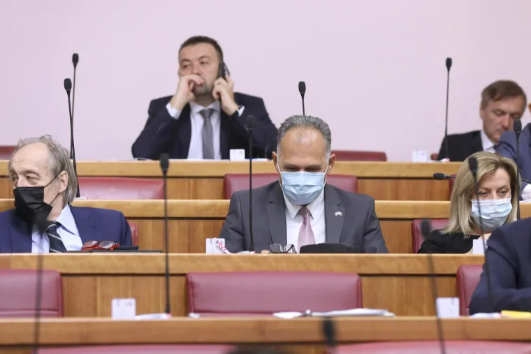 Do jučer su se gledali preko nišana - pogledajte što danas rade: A nakon ovih slika poznato i tko je dijelio sobu sa zaraženim Plenkovićem?