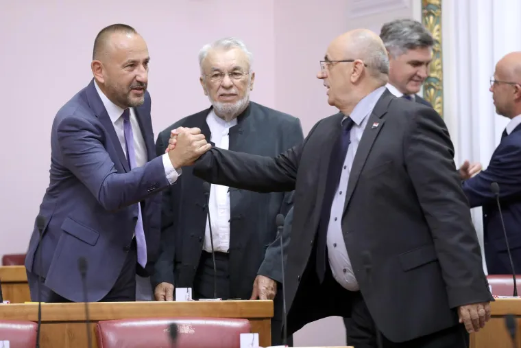 Do jučer su se gledali preko nišana - pogledajte što danas rade: A nakon ovih slika poznato i tko je dijelio sobu sa zaraženim Plenkovićem?