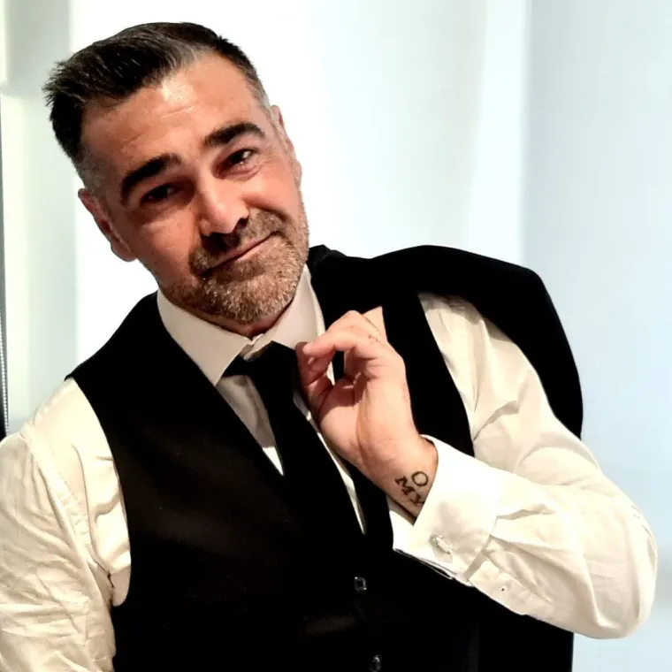 &quot;Ovo sredovječno tijelo donosi mi 10.000 dolara mjesečno&quot;, pohvalio se Samuel.