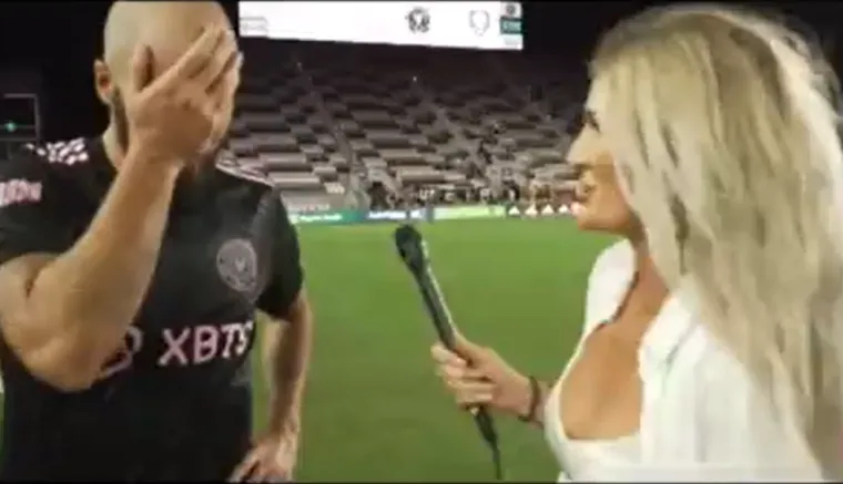 Pogledajte ovu prekrasnu novinarku koja je imala nezgodu sa slavnim napadačem zbog nevjerojatnog rekorda