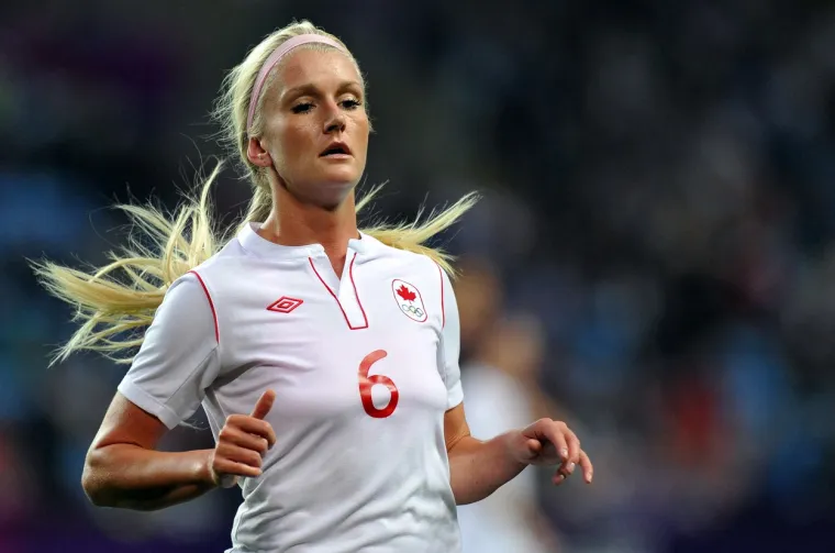 Pogledajte ovu prekrasnu novinarku koja je imala nezgodu sa slavnim napadačem zbog nevjerojatnog rekorda