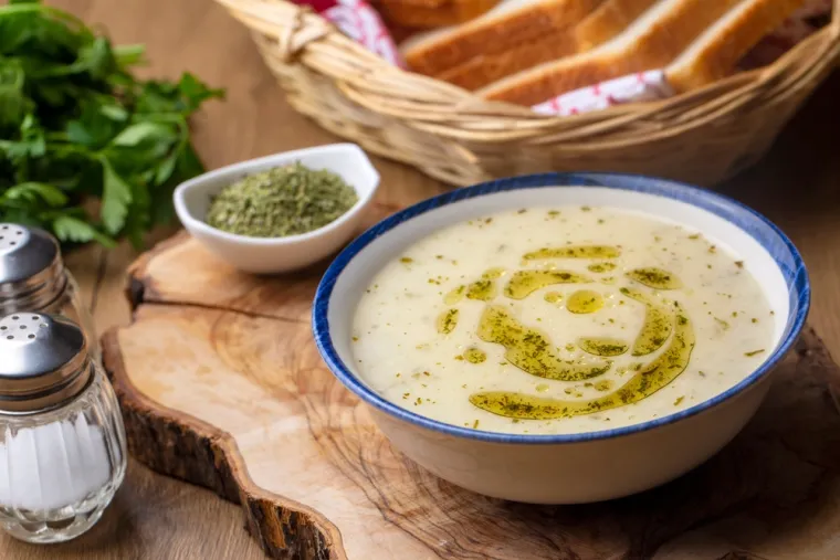 Jogurt mnogi biraju za doručak ili večeru jer je lagan, pomaže u radu crijeva i osigurava njihovo zdravlje, a neka istraživanja čak tvrde da pomaže u mršavljenju. S jogurt dijetom možete izgubiti čak tri kilograma u četiri dana, no s bilo kojoj dijetom i brzim gubljenjem kilograma treba biti oprezan i prvo se konzultirati s liječnikom.
