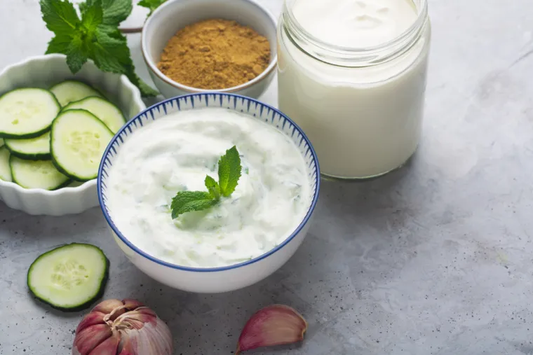 Jak imunitet počinje u crijevima, a pokazalo se da neke vrste probiotika koji se nalaze u jogurtima, kao što su Bifidobacteria i Lactobacillus, smanjuju neugodne simptome sindroma iritabilnog crijeva (IBS). Redovita konzumacija jogurta, osobito ako sadrži probiotike, može ojačati vaš imunološki sustav i smanjiti vjerojatnost zaraze uzročnicima bolesti. Poznato je da probiotici potencijalno smanjuju upalu, koja je povezana s nekoliko zdravstvenih stanja, od virusnih infekcija do crijevnih poremećaja.