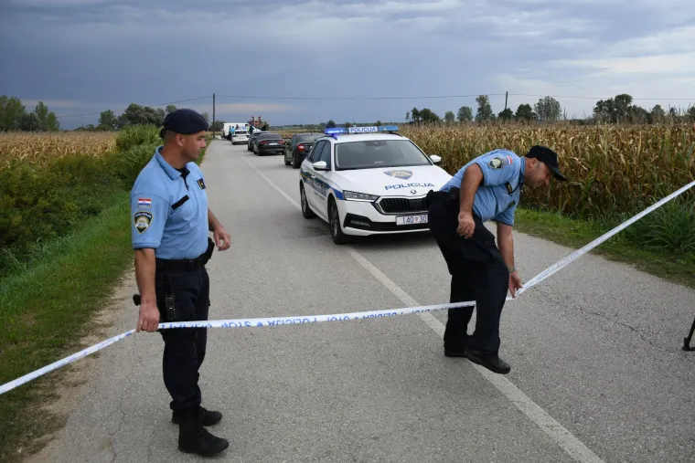 Slike s mjesta stravične nesreće: U naletu vlaka poginuli žena i dvoje male djece. Bili su na putu za bolnicu