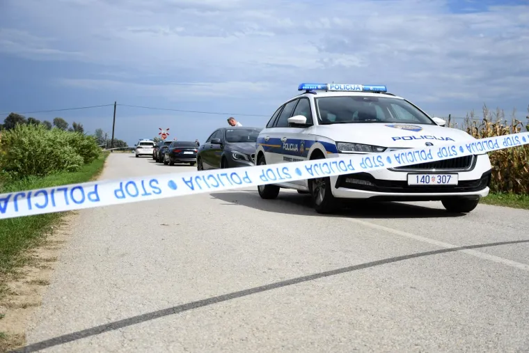 Slike s mjesta stravične nesreće: U naletu vlaka poginuli žena i dvoje male djece. Bili su na putu za bolnicu