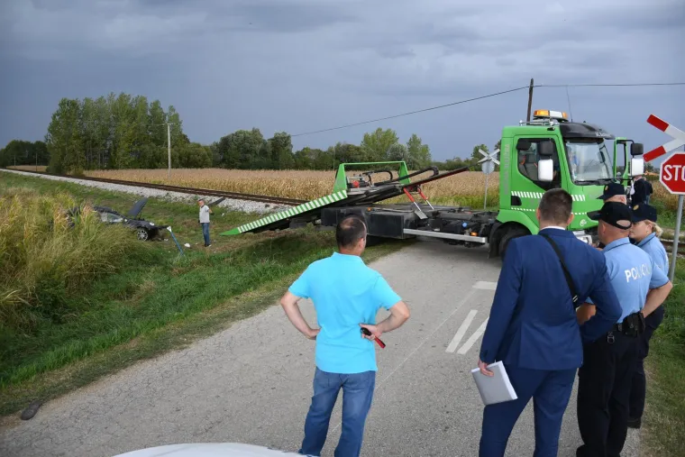 Slike s mjesta stravične nesreće: U naletu vlaka poginuli žena i dvoje male djece. Bili su na putu za bolnicu