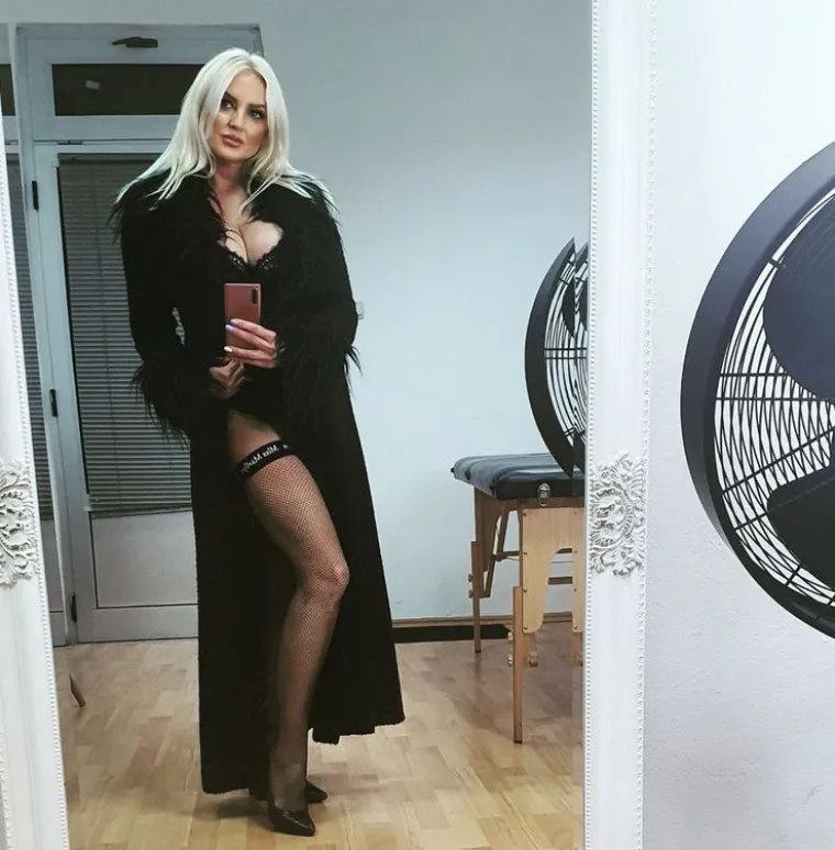 A uz to je priznala da su svima zapale za oko erotske fotografije na kojima je bila u kupaćem kostimu koji je prije nje nosila Lepa Brena. Popularna pjevačica tada se fotografirala u tom kostimu, a kada ga je poslije nje obukla Šana, njenoj sreći nije bilo kraja.