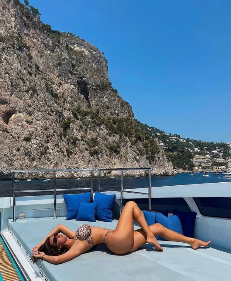 Bombastična Ivana Knoll danas slavi 30.: Prisjetimo se svih poza u kojima njena obla guza najbolje došla do izražaja