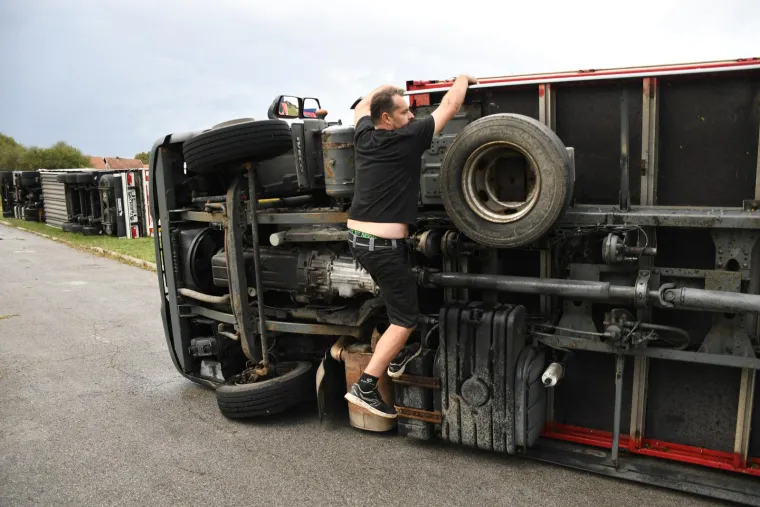 Nevrijeme poharalo Čazmu: Ozlijeđeno je dijete, sru&scaron;en dalekovod, razvaljeni krovovi i prevrnuti kamioni
