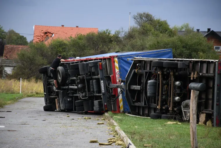 Nevrijeme poharalo Čazmu: Ozlijeđeno je dijete, sru&scaron;en dalekovod, razvaljeni krovovi i prevrnuti kamioni