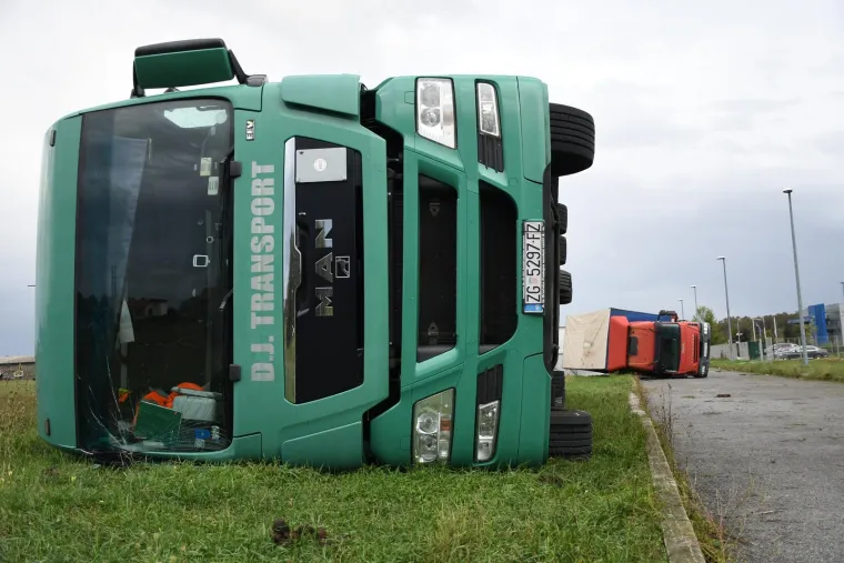 Nevrijeme poharalo Čazmu: Ozlijeđeno je dijete, sru&scaron;en dalekovod, razvaljeni krovovi i prevrnuti kamioni