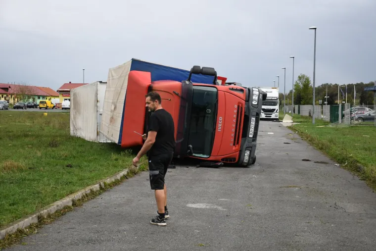 Nevrijeme poharalo Čazmu: Ozlijeđeno je dijete, sru&scaron;en dalekovod, razvaljeni krovovi i prevrnuti kamioni