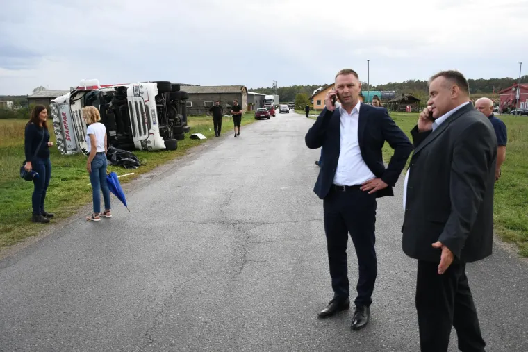 Nevrijeme poharalo Čazmu: Ozlijeđeno je dijete, sru&scaron;en dalekovod, razvaljeni krovovi i prevrnuti kamioni