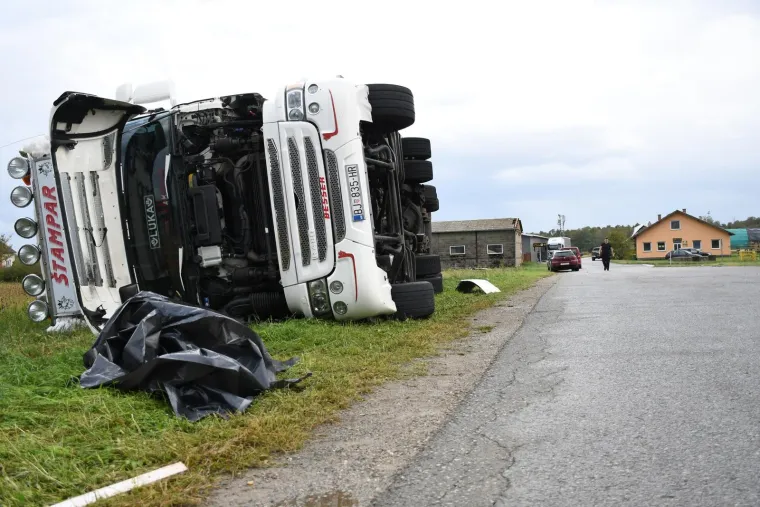 Nevrijeme poharalo Čazmu: Ozlijeđeno je dijete, sru&scaron;en dalekovod, razvaljeni krovovi i prevrnuti kamioni