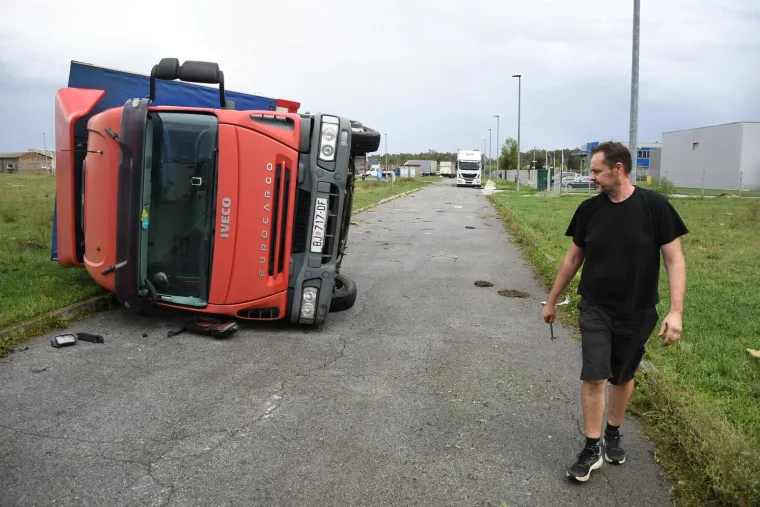 Nevrijeme poharalo Čazmu: Ozlijeđeno je dijete, sru&scaron;en dalekovod, razvaljeni krovovi i prevrnuti kamioni