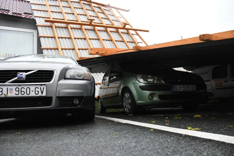 Nevrijeme poharalo Čazmu: Ozlijeđeno je dijete, sru&scaron;en dalekovod, razvaljeni krovovi i prevrnuti kamioni