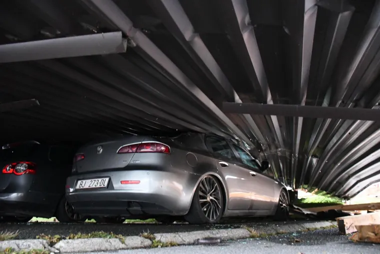 Nevrijeme poharalo Čazmu: Ozlijeđeno je dijete, sru&scaron;en dalekovod, razvaljeni krovovi i prevrnuti kamioni