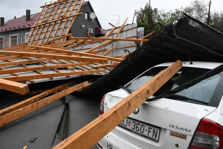 Nevrijeme poharalo Čazmu: Ozlijeđeno je dijete, sru&scaron;en dalekovod, razvaljeni krovovi i prevrnuti kamioni