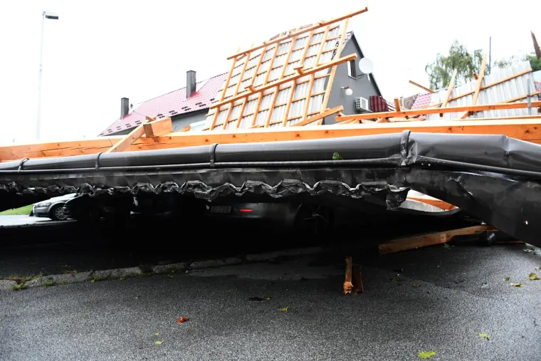 Nevrijeme poharalo Čazmu: Ozlijeđeno je dijete, sru&scaron;en dalekovod, razvaljeni krovovi i prevrnuti kamioni