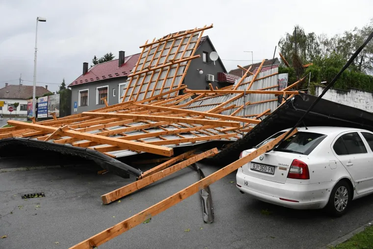Nevrijeme poharalo Čazmu: Ozlijeđeno je dijete, sru&scaron;en dalekovod, razvaljeni krovovi i prevrnuti kamioni