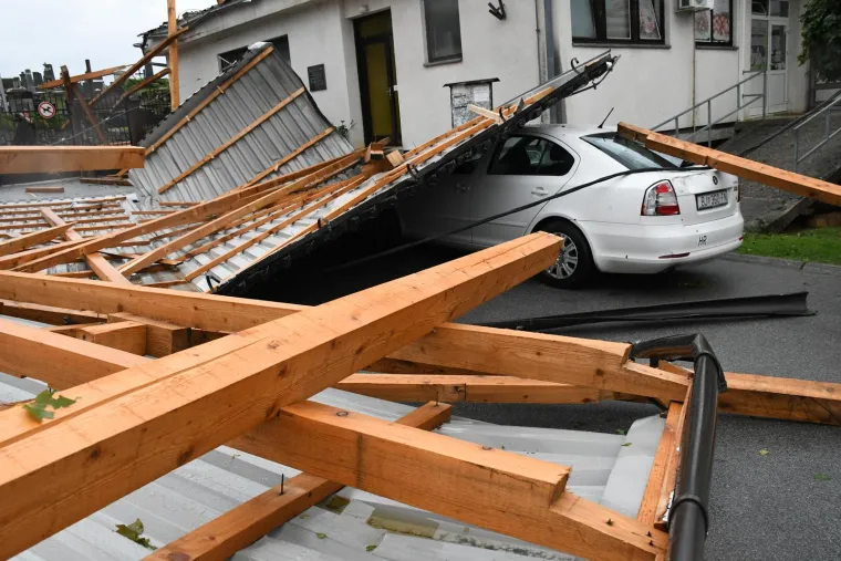Nevrijeme poharalo Čazmu: Ozlijeđeno je dijete, sru&scaron;en dalekovod, razvaljeni krovovi i prevrnuti kamioni