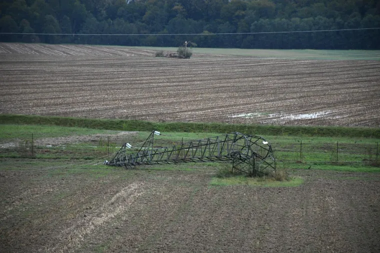 Nevrijeme poharalo Čazmu: Ozlijeđeno je dijete, sru&scaron;en dalekovod, razvaljeni krovovi i prevrnuti kamioni