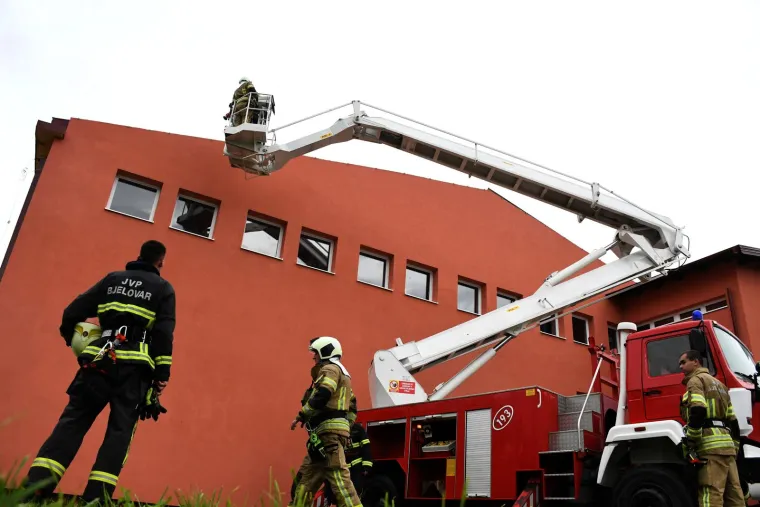 Nevrijeme poharalo Čazmu: Ozlijeđeno je dijete, sru&scaron;en dalekovod, razvaljeni krovovi i prevrnuti kamioni