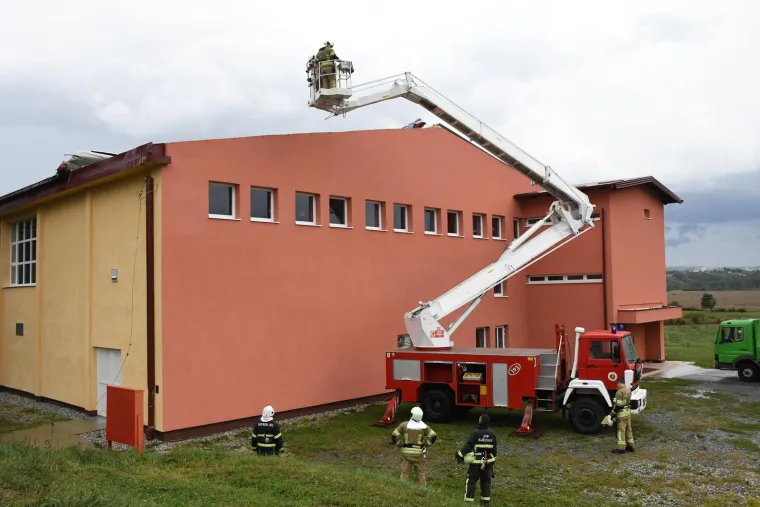 Nevrijeme poharalo Čazmu: Ozlijeđeno je dijete, sru&scaron;en dalekovod, razvaljeni krovovi i prevrnuti kamioni