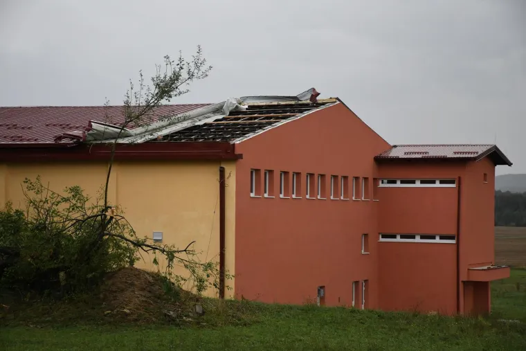 Nevrijeme poharalo Čazmu: Ozlijeđeno je dijete, sru&scaron;en dalekovod, razvaljeni krovovi i prevrnuti kamioni