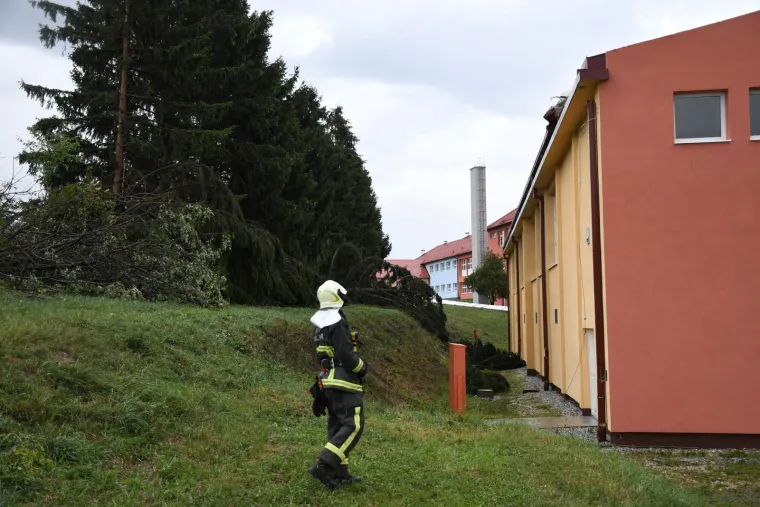 Nevrijeme poharalo Čazmu: Ozlijeđeno je dijete, sru&scaron;en dalekovod, razvaljeni krovovi i prevrnuti kamioni