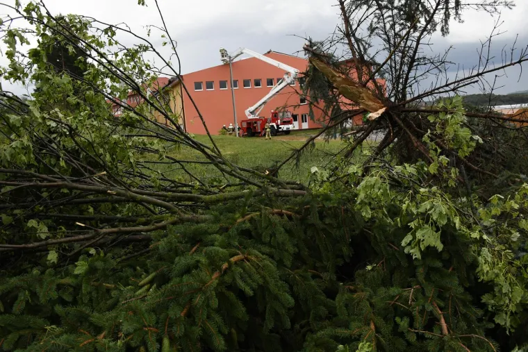 Nevrijeme poharalo Čazmu: Ozlijeđeno je dijete, sru&scaron;en dalekovod, razvaljeni krovovi i prevrnuti kamioni