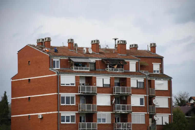 Nevrijeme poharalo Čazmu: Ozlijeđeno je dijete, sru&scaron;en dalekovod, razvaljeni krovovi i prevrnuti kamioni