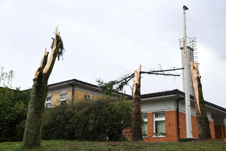 Nevrijeme poharalo Čazmu: Ozlijeđeno je dijete, sru&scaron;en dalekovod, razvaljeni krovovi i prevrnuti kamioni