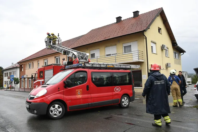 Nevrijeme poharalo Čazmu: Ozlijeđeno je dijete, sru&scaron;en dalekovod, razvaljeni krovovi i prevrnuti kamioni