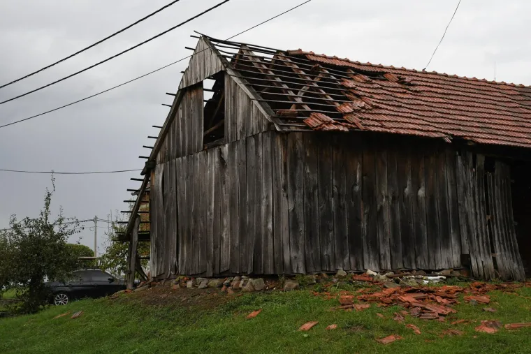 Nevrijeme poharalo Čazmu: Ozlijeđeno je dijete, sru&scaron;en dalekovod, razvaljeni krovovi i prevrnuti kamioni