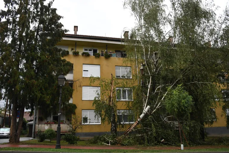Nevrijeme poharalo Čazmu: Ozlijeđeno je dijete, sru&scaron;en dalekovod, razvaljeni krovovi i prevrnuti kamioni
