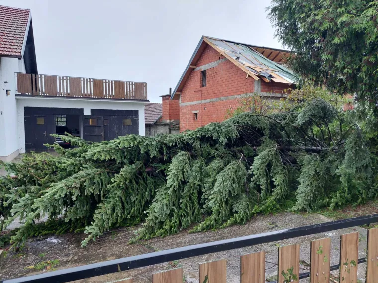 Ovo su posljedice stra&scaron;nog nevremena koje je poharalo Čazmu: Gotovo da nema kuće na kojoj nema &scaron;tete