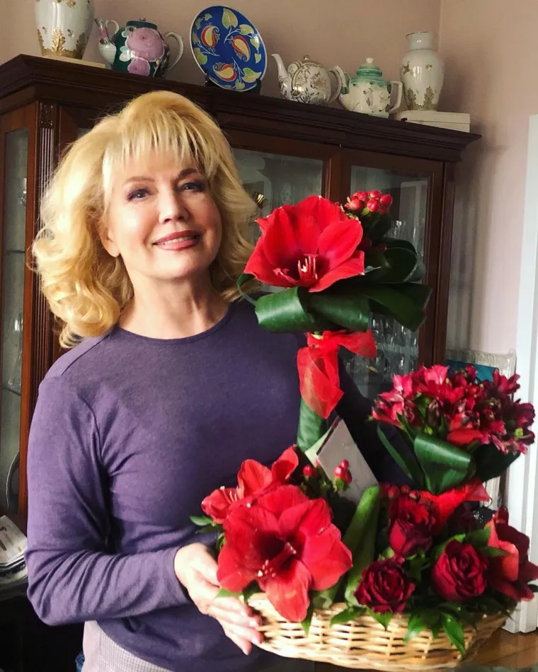 &quot;To je ljubav na daljinu, 21 godinu smo zajedno, provodimo vikende zajedno, ljetovanja, zimovanja. Rekla sam mu da nikada neću biti njegova obitelj, ali mi smo par, fenomenalan par. Obitelj je ona zajednica koja ima zajedničku djecu. U odnosu na mene je imućan, i prvi i drugi put sam ja zaprosila svoga muža&quot;, pričala je Suzana.