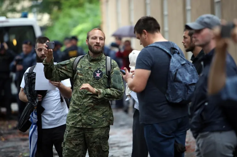 Stigla interventna, ima i privedenih! Istomišljenici Marka Franciškovića donijeli bubnjeve i vikali: 'Pustite ga!'