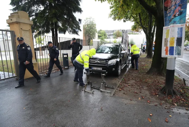 Stigla interventna, ima i privedenih! Istomi&scaron;ljenici Marka Franci&scaron;kovića donijeli bubnjeve i vikali: 'Pustite ga!'